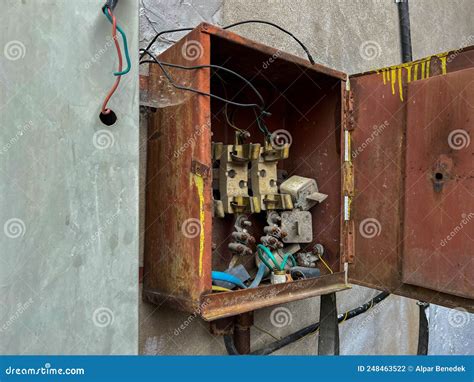 are you required to remove abandoned electrical boxes|unused electrical wiring removal.